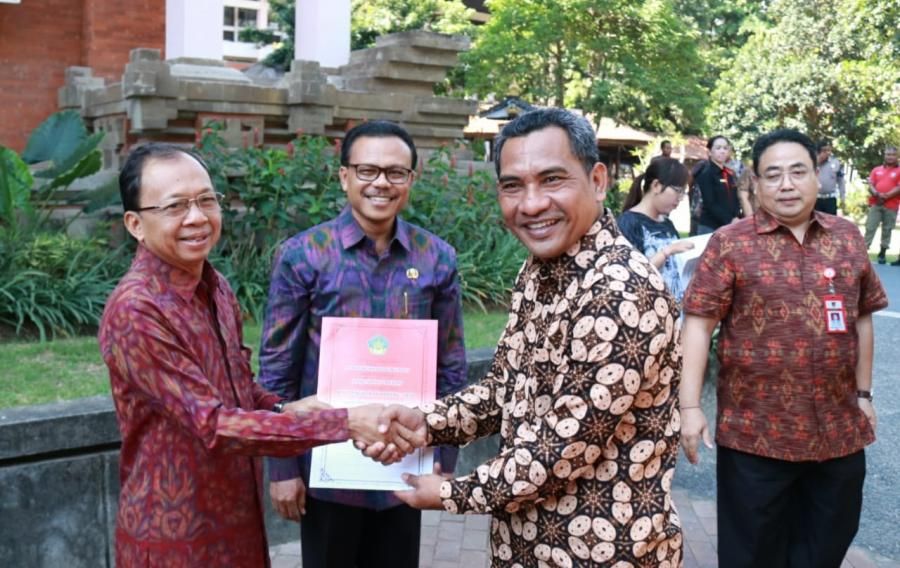 podiumnews.com-Koster Serahkan Hibah Kendaraan Operasional untuk Tiga Instansi